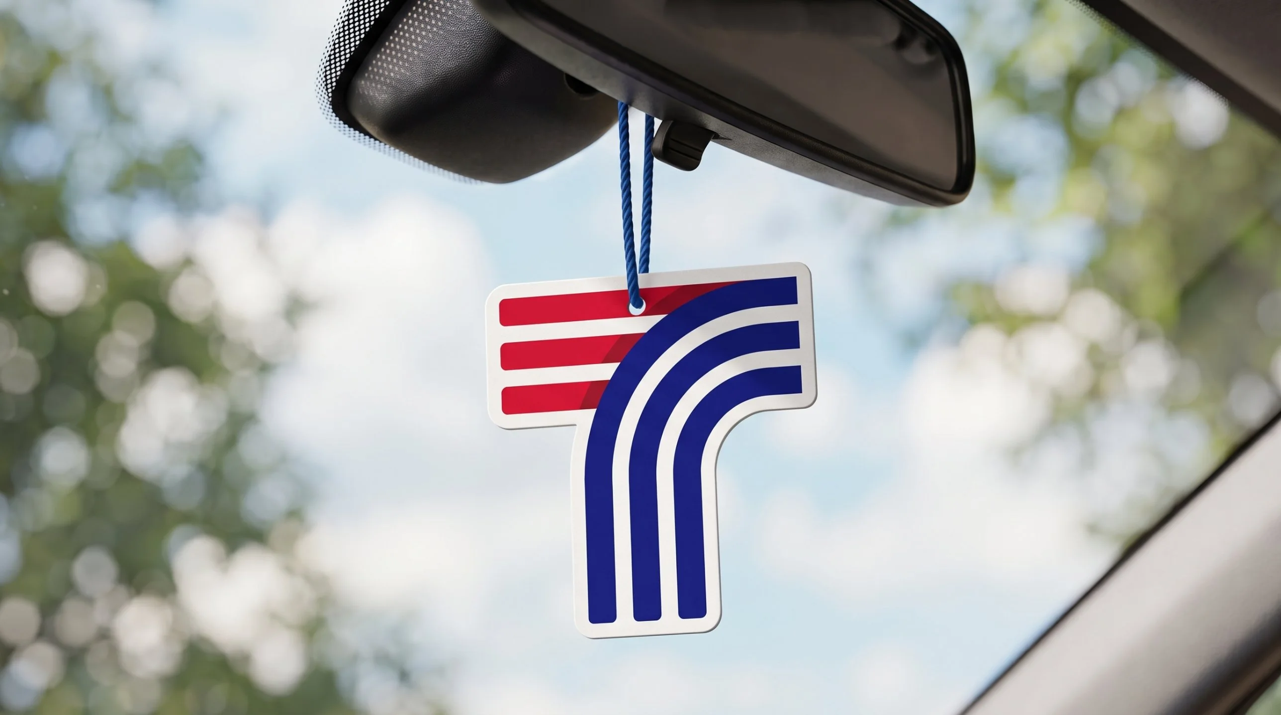 Aromatizante automotivo com o símbolo da Transilva pendurado no retrovisor